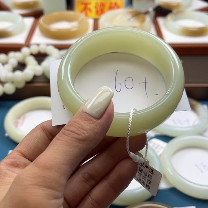 和田玉未镶嵌手镯