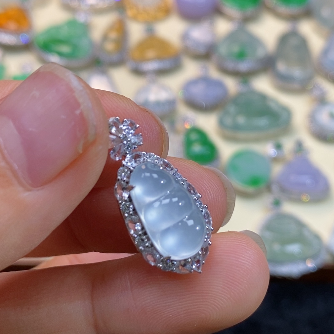 在***事翡翠18K金镶嵌颈饰