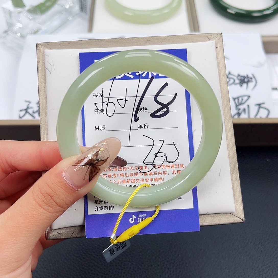 和田玉手镯未镶嵌