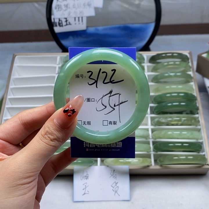 蛇纹石玉手镯未镶嵌