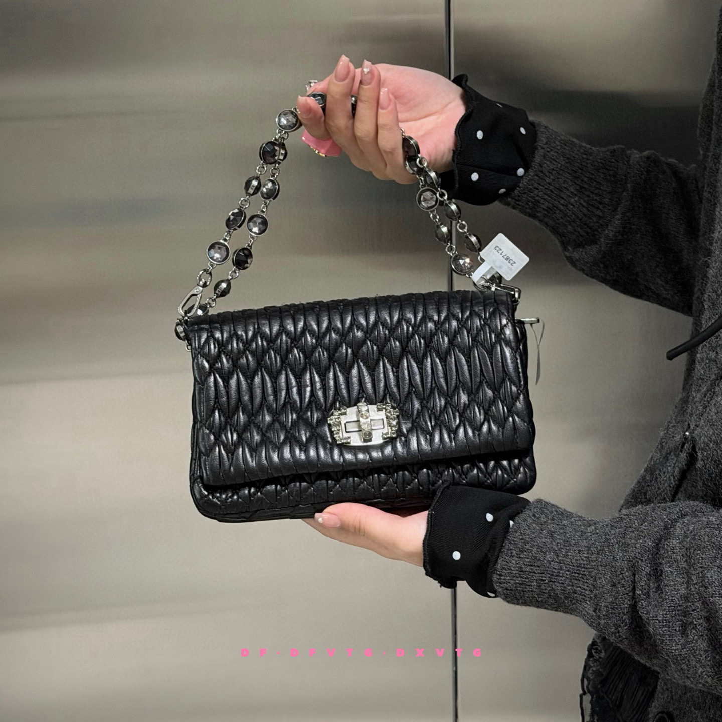 95新 MIU MIU/缪缪 miumiu 黑钻宝石链褶皱泡芙斜挎包