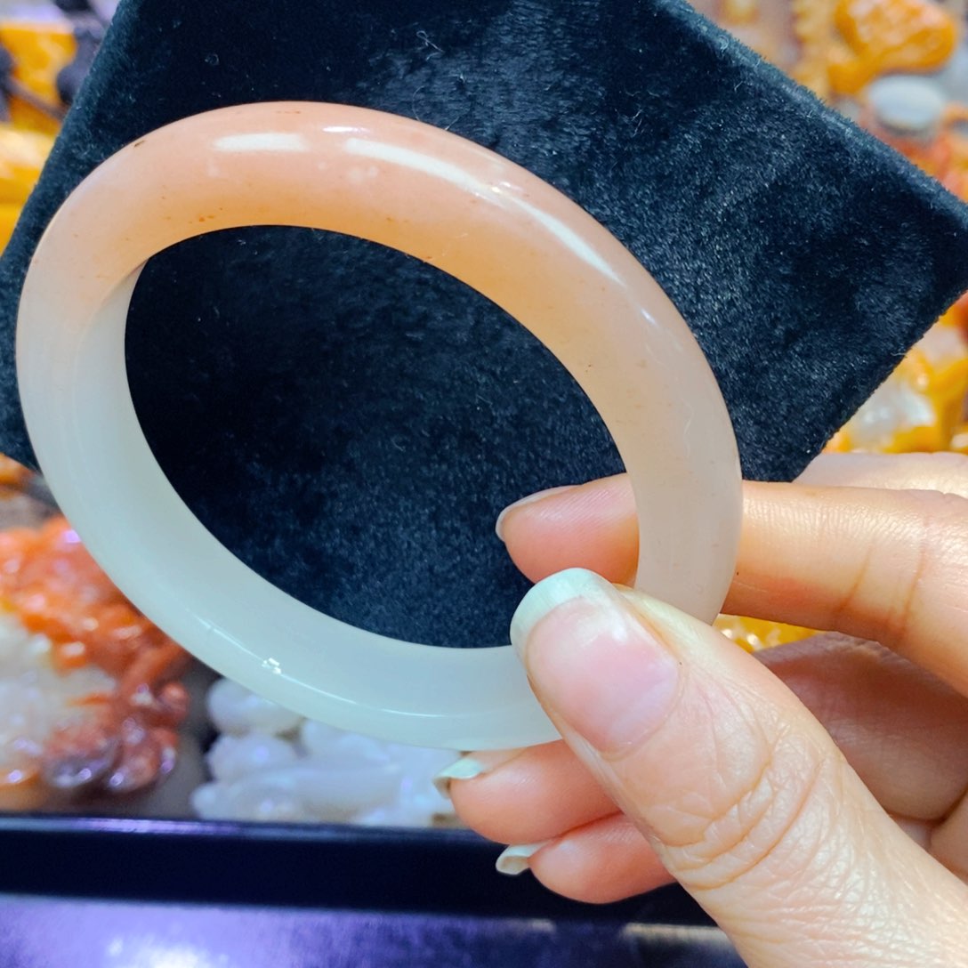 未镶嵌石英质玉（黄龙玉）颈饰