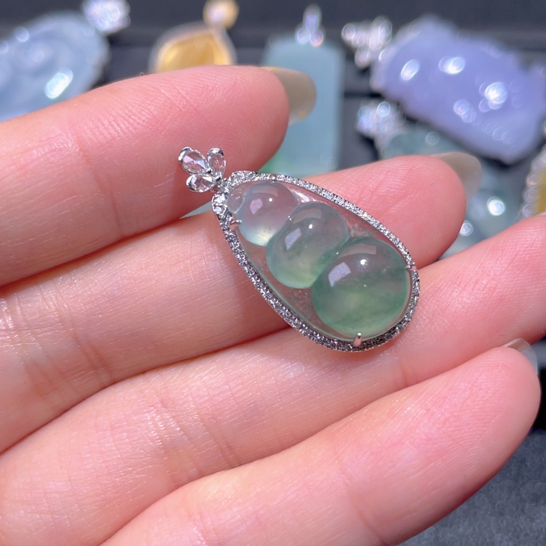 颈饰18K金镶嵌翡翠翡翠