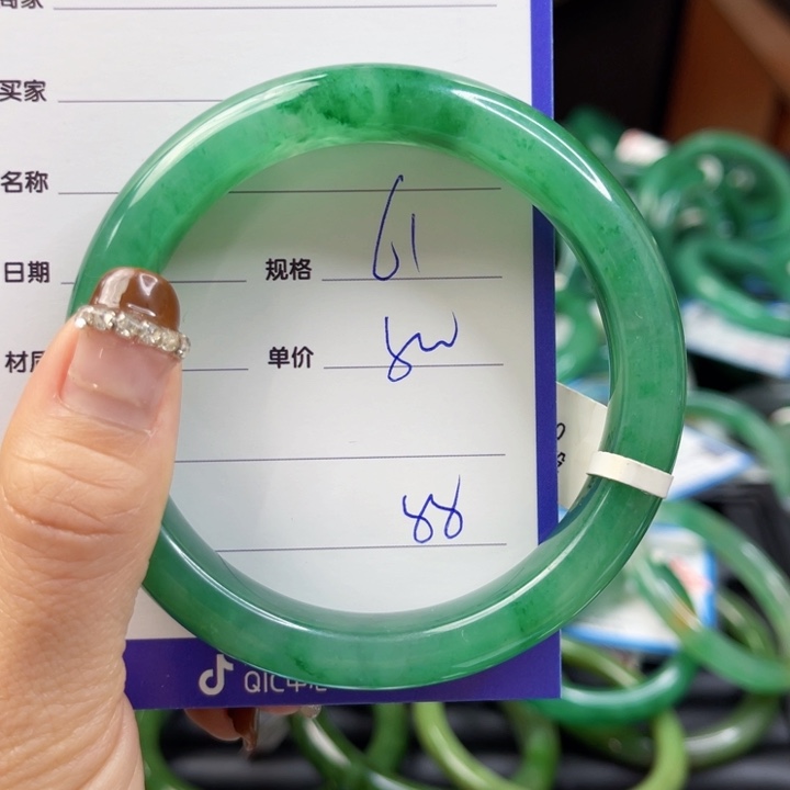 【闪购商品】石英质玉手镯未镶嵌独龙玉