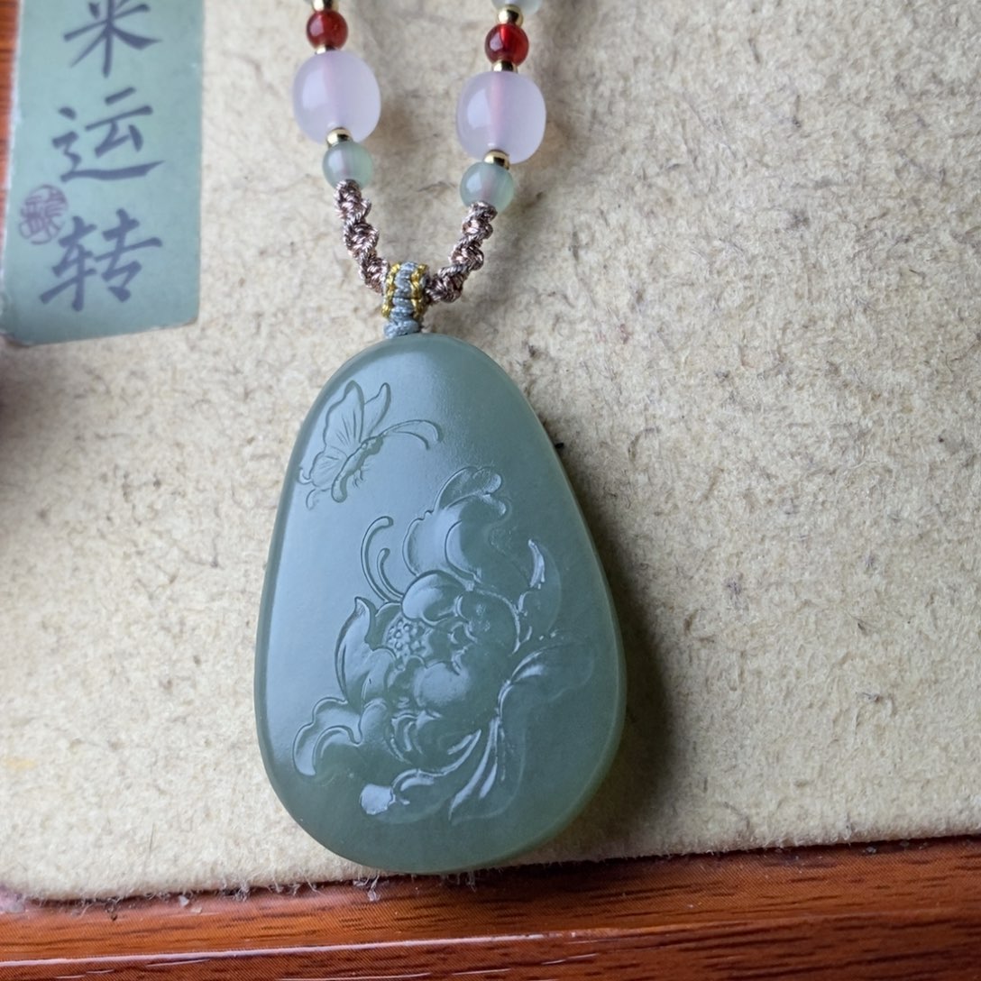 吱***吱和田玉未镶嵌颈饰