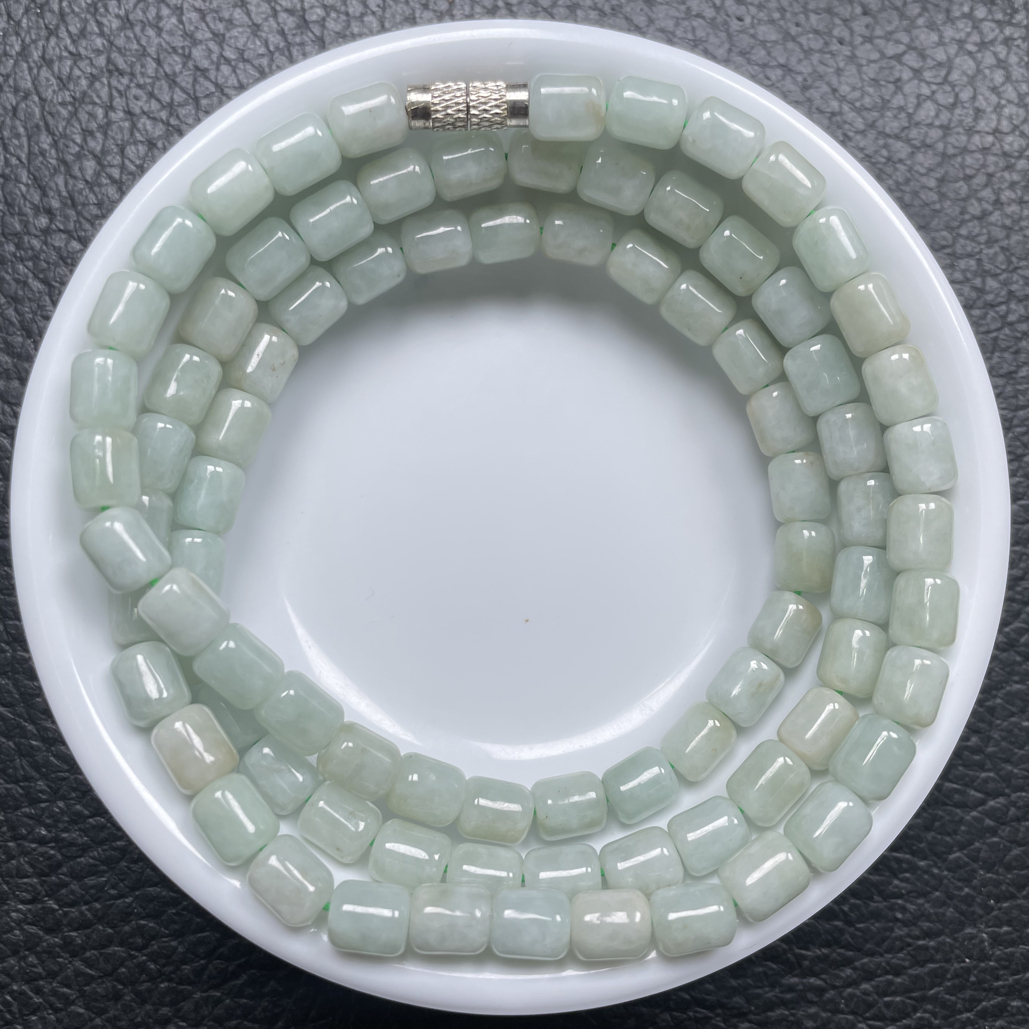 天然翡翠A货、筒珠、尺寸约6.5x5.5mm、1条35元。