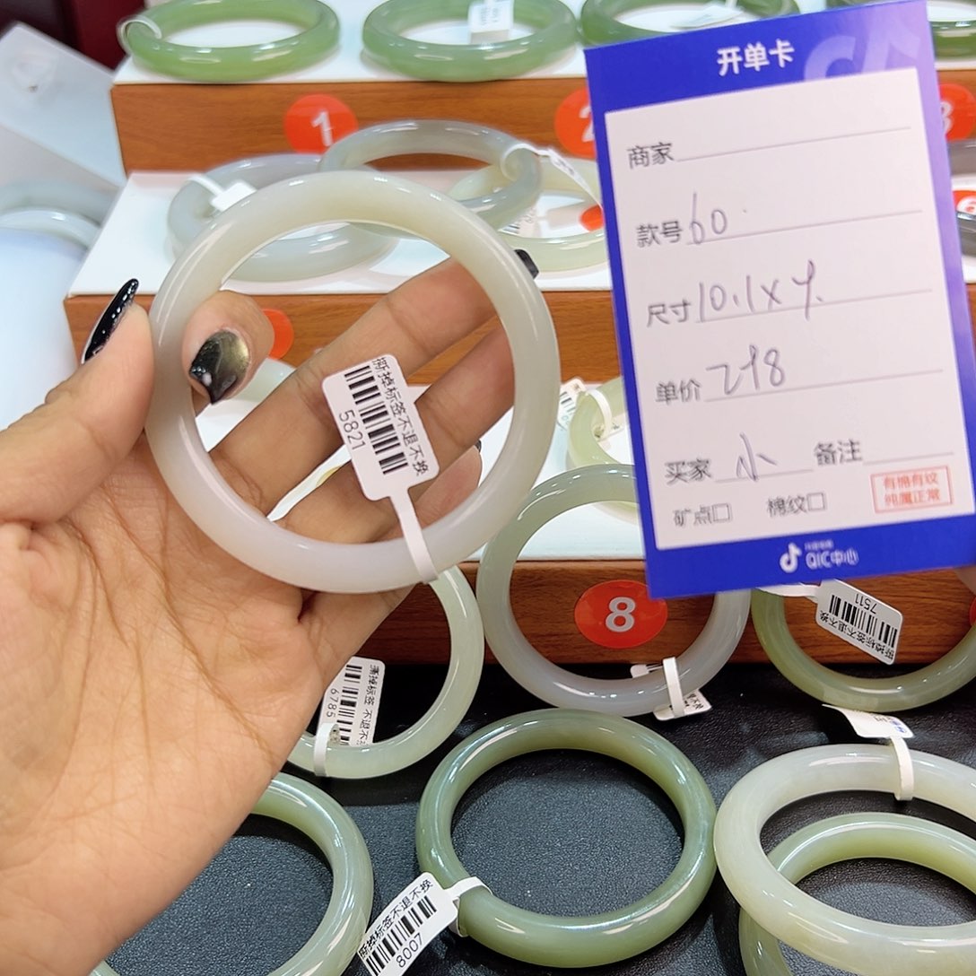 未镶嵌手镯和田玉小*子
