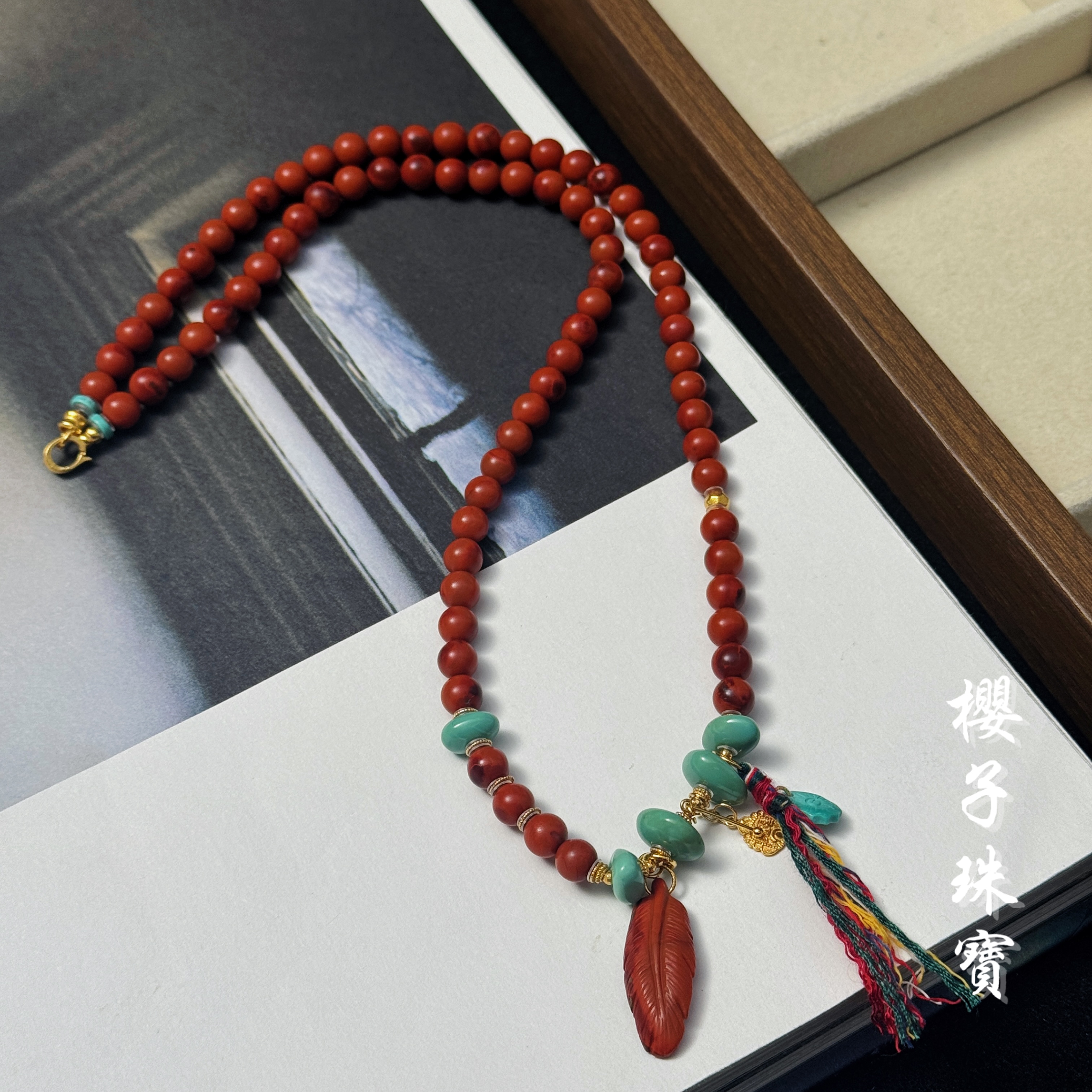 樱子 |  红颜 18k原矿绿松牛血南红时尚羽毛设计项链*YZNHX3195