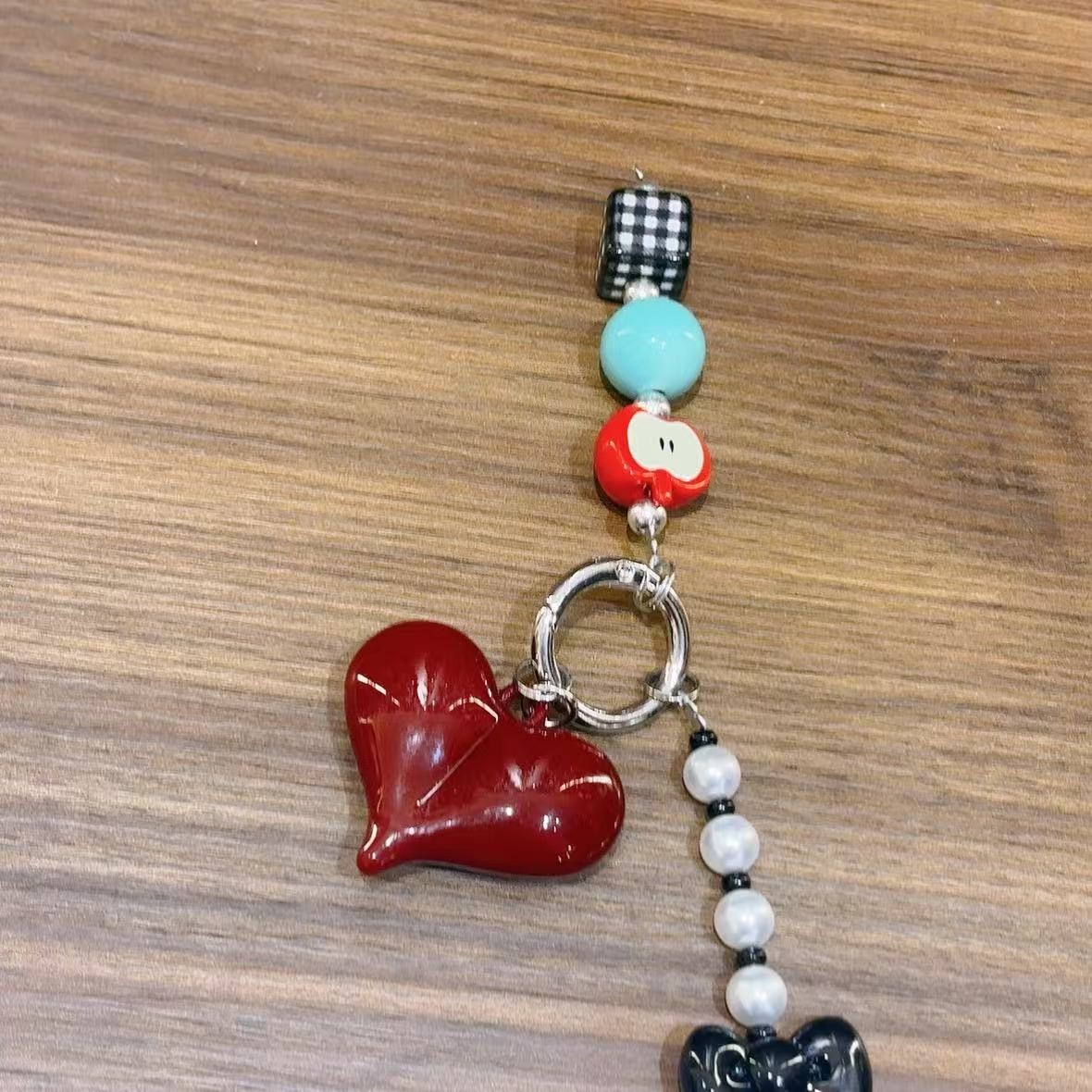 红色爱心苹果手机挂件