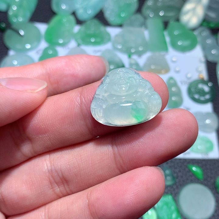 翡翠颈饰未镶嵌佛公