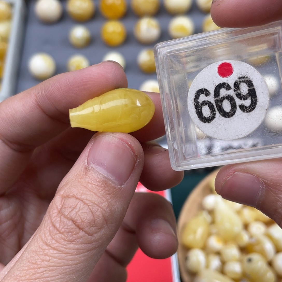 蜜蜡珠宝奇石未镶嵌