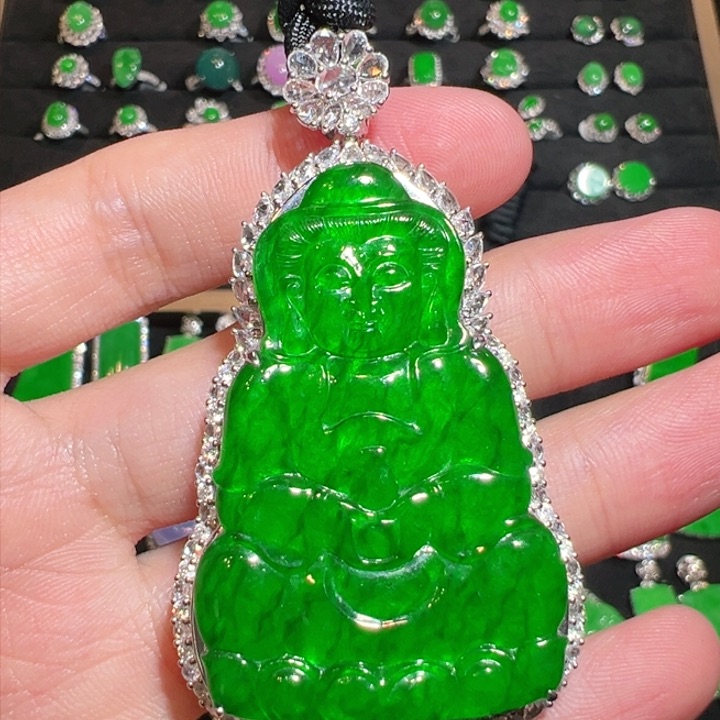 颈饰18K金镶嵌翡翠