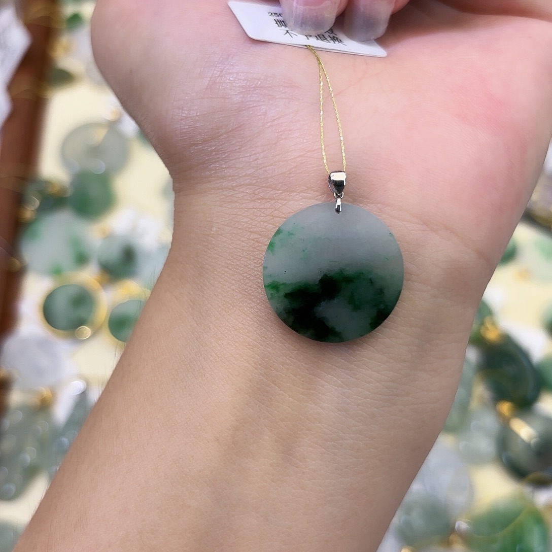 夜***阳颈饰18K金镶嵌翡翠无事牌