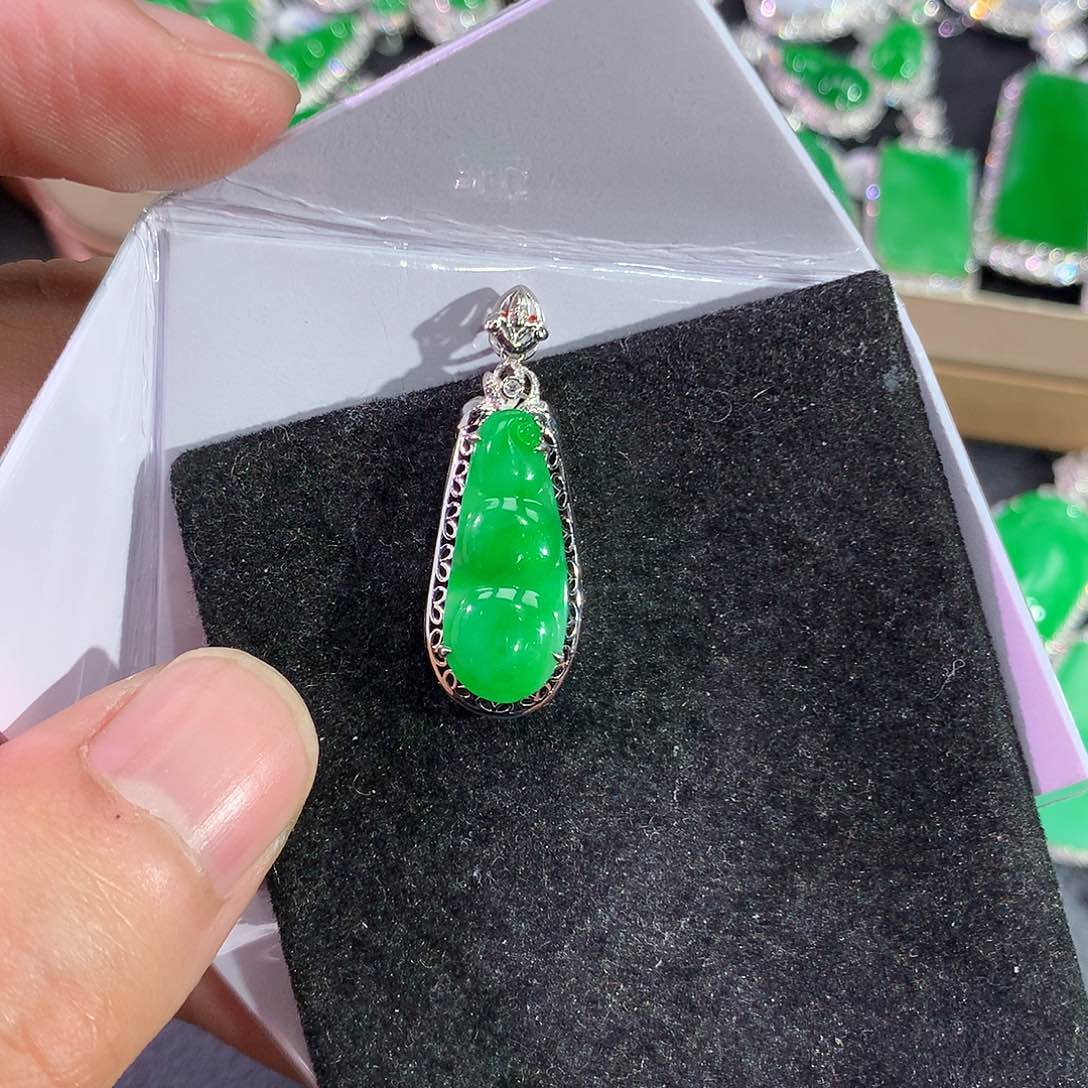 翡翠吊坠(赠链)18K金镶嵌大*师