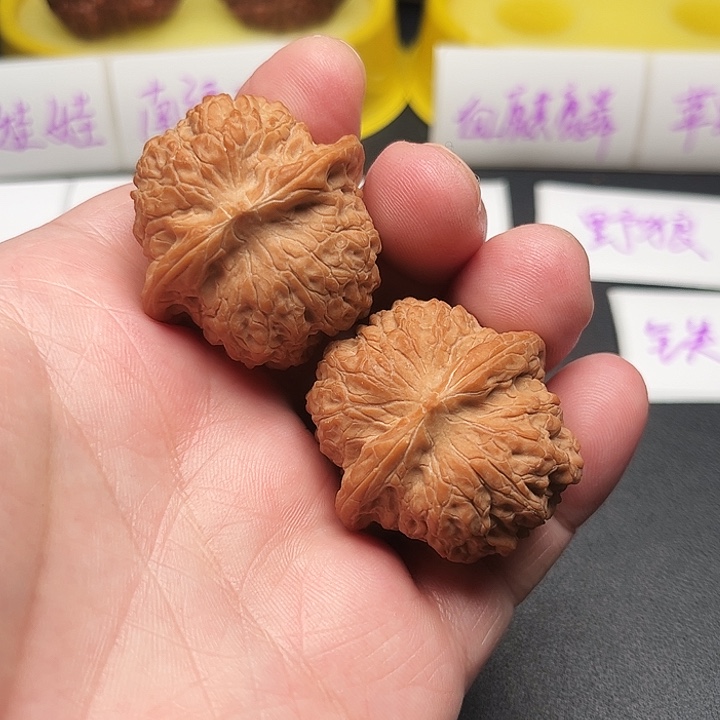 文玩核桃吊坠37边肚同尺血麒麟