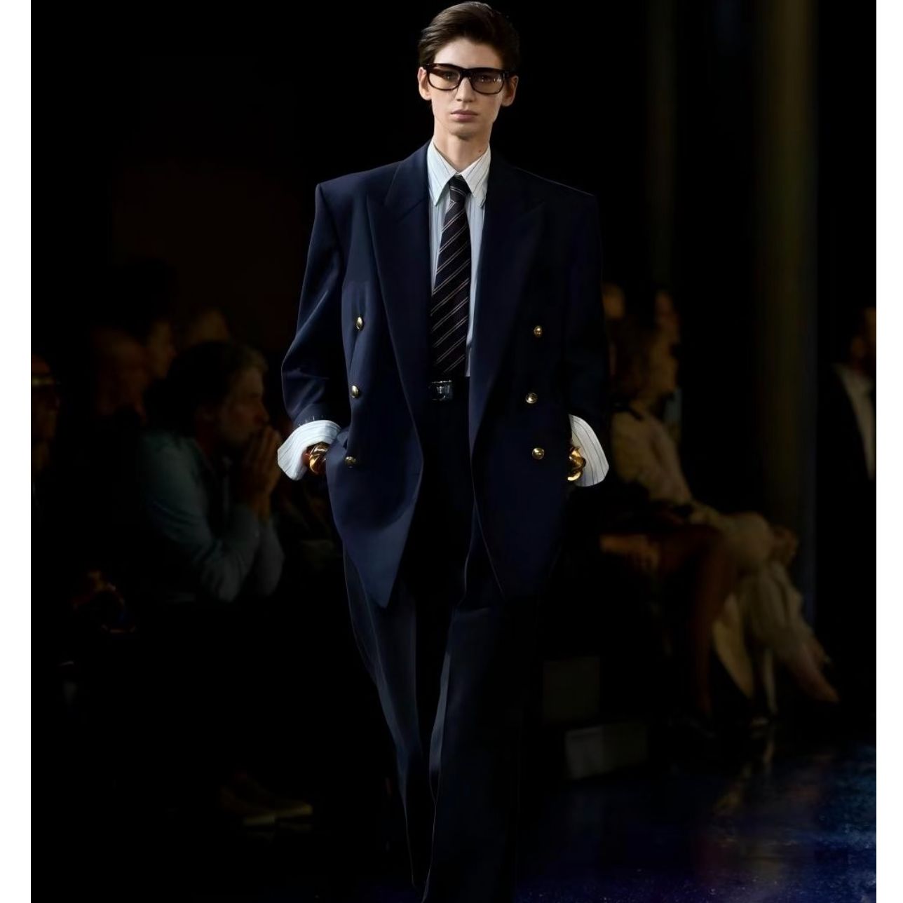 【直播间同款】2025秋冬新款男士时尚百搭长袖圆领卫衣5924