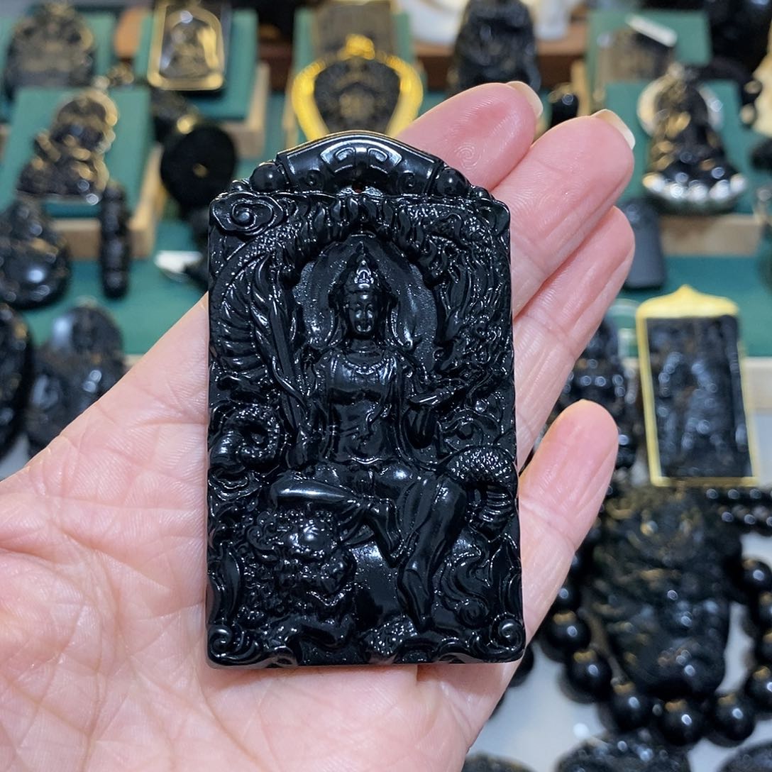 蛇纹石玉未镶嵌颈饰帅****汉