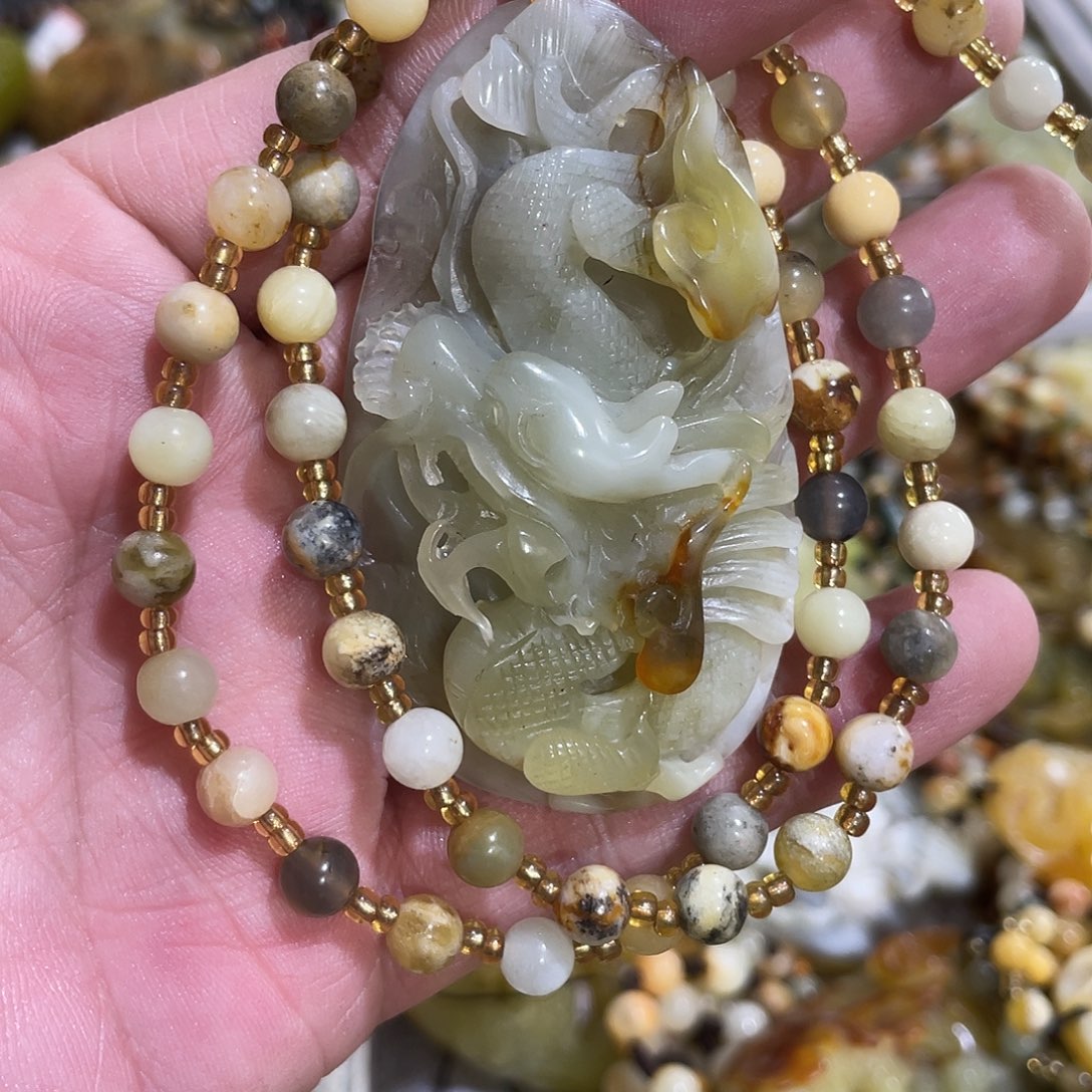 蛇纹石玉颈饰未镶嵌