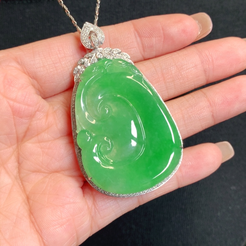 【闪购商品】颈饰18K金镶嵌翡翠如意