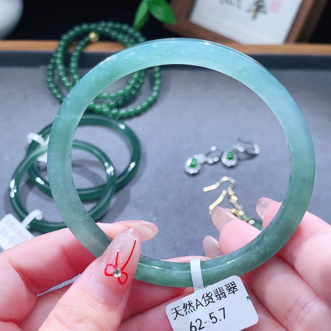 翡翠未镶嵌手镯（圆镯）