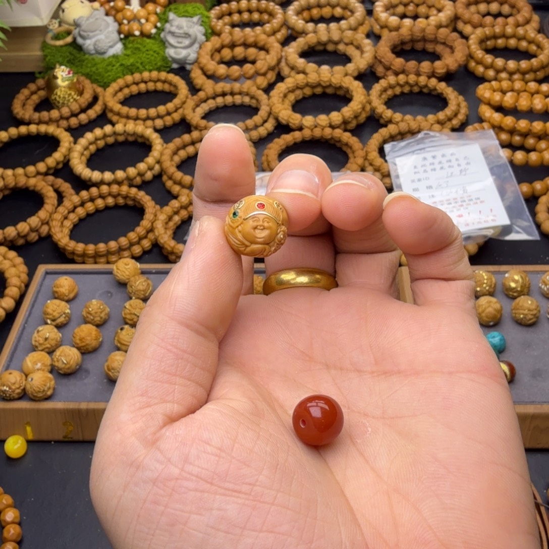 T***进吊坠猴头核桃财神老型红