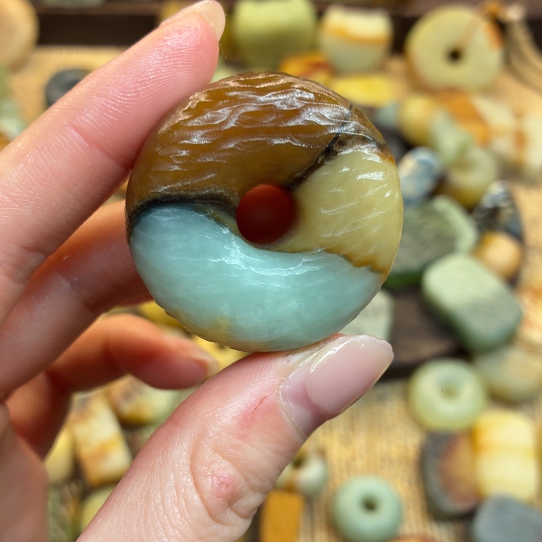 魔***力蛇纹石玉未镶嵌颈饰