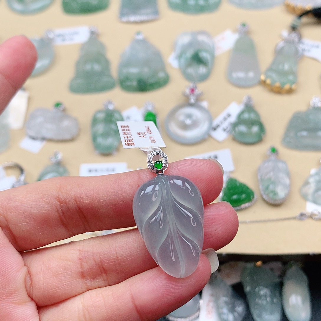 翡翠颈饰18K金镶嵌叶子