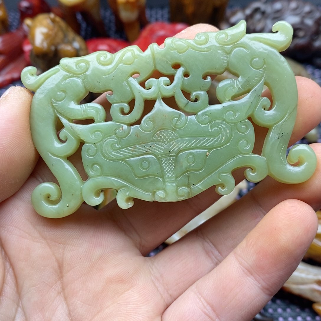 蛇纹石玉颈饰未镶嵌