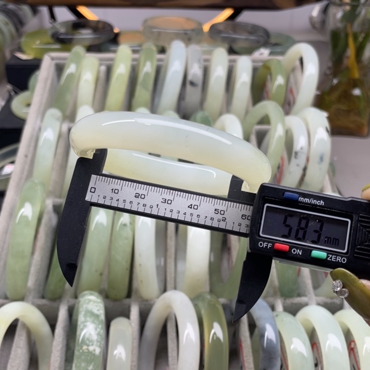 蛇纹石玉手镯未镶嵌80