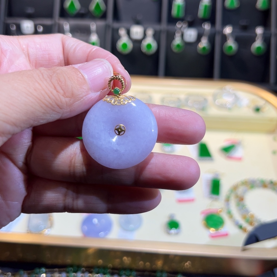 翡翠18K金镶嵌颈饰吊坠