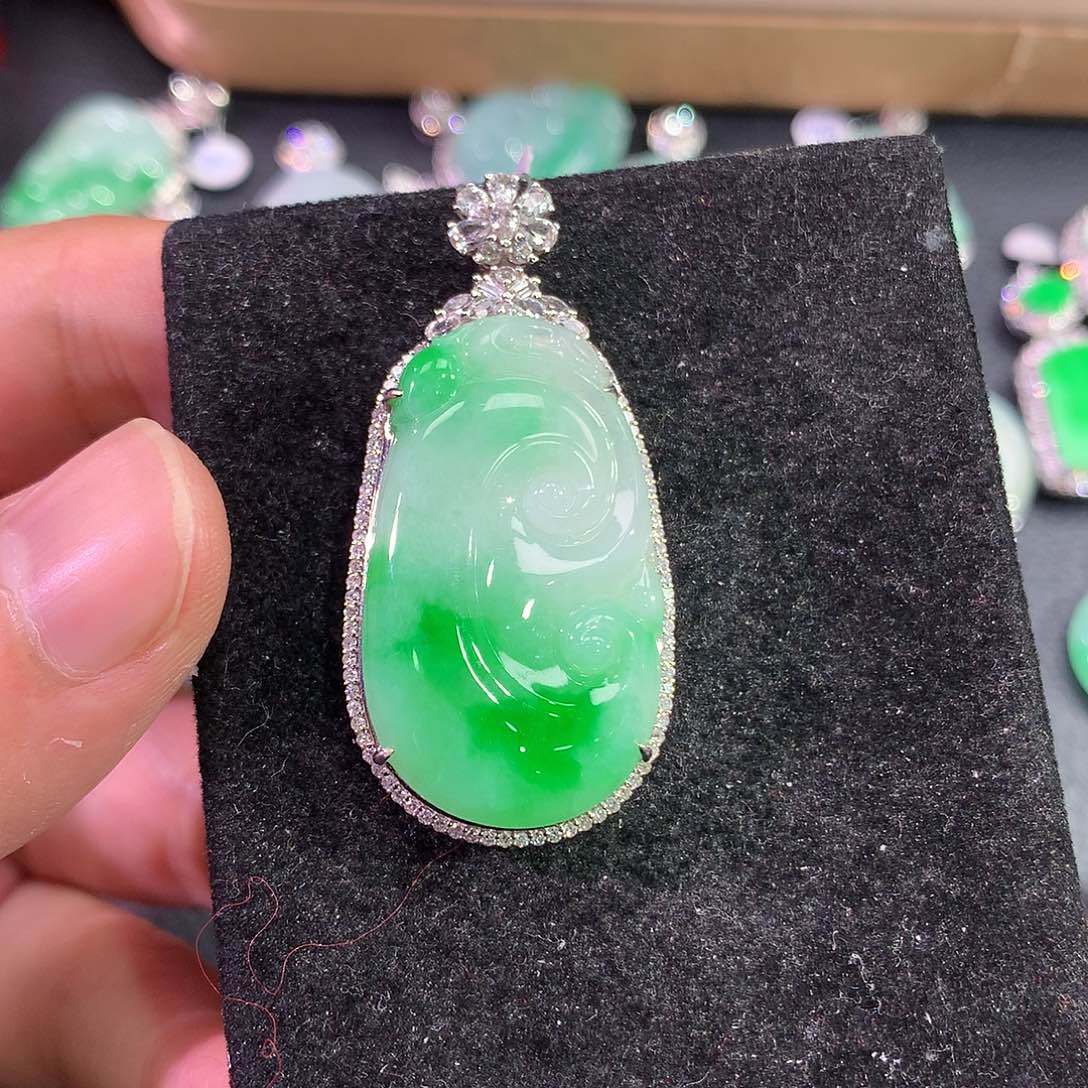 翡翠吊坠(赠链)18K金镶嵌