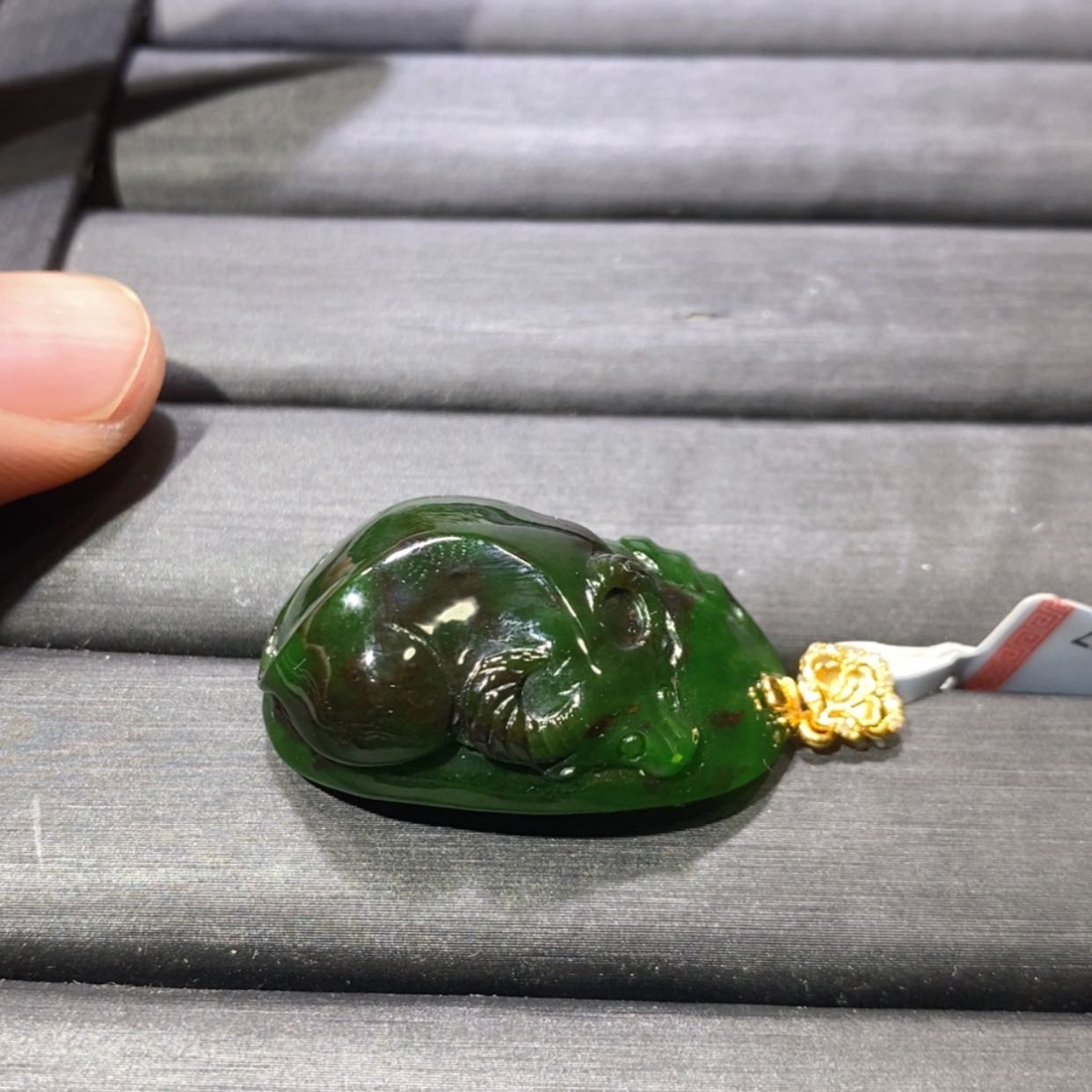 【闪购商品】和田玉吊坠(不含链)18K金镶嵌俄七红皮菠菜绿扭转乾坤