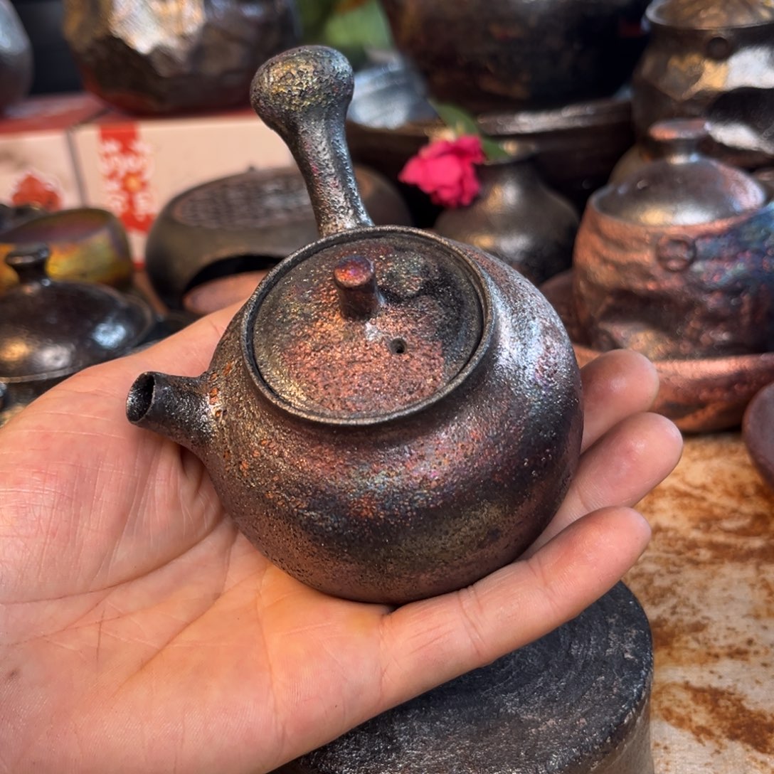秀***秀左手精品的茶壶，一个茶壶