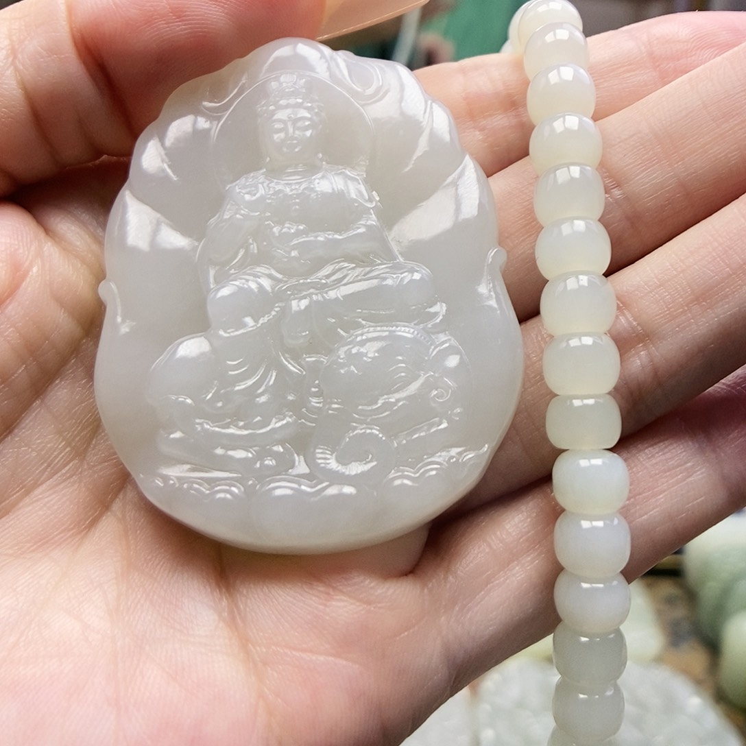 和田玉颈饰未镶嵌拿****）