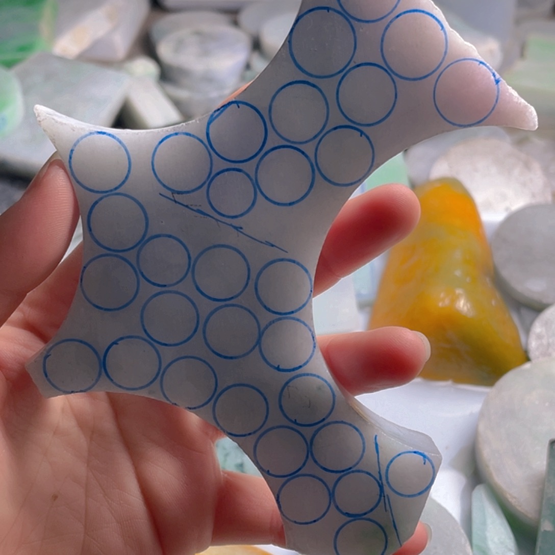 颈饰未镶嵌翡翠。