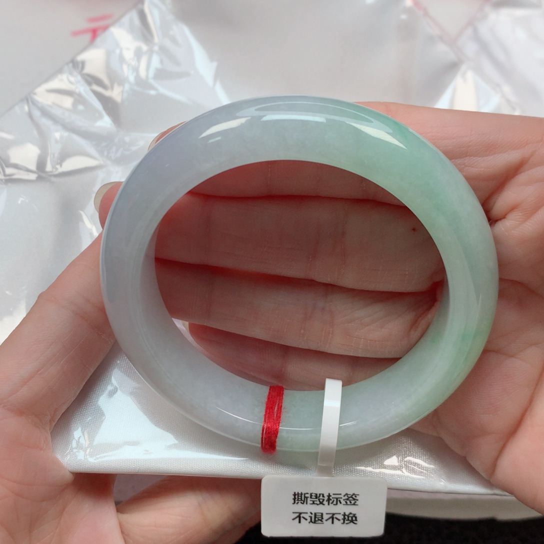翡翠手镯未镶嵌54.3圈 淡色系 半山水意境