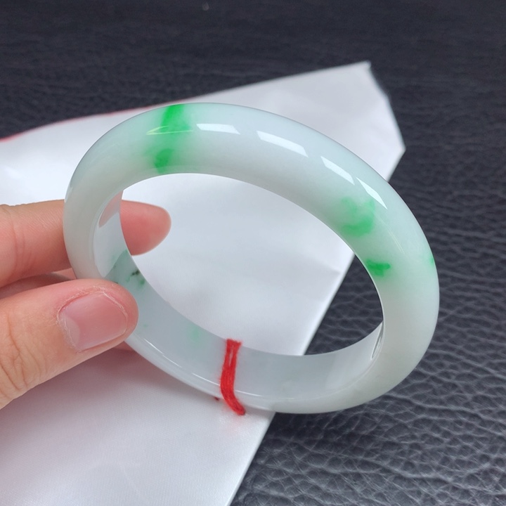 翡翠未镶嵌手镯。