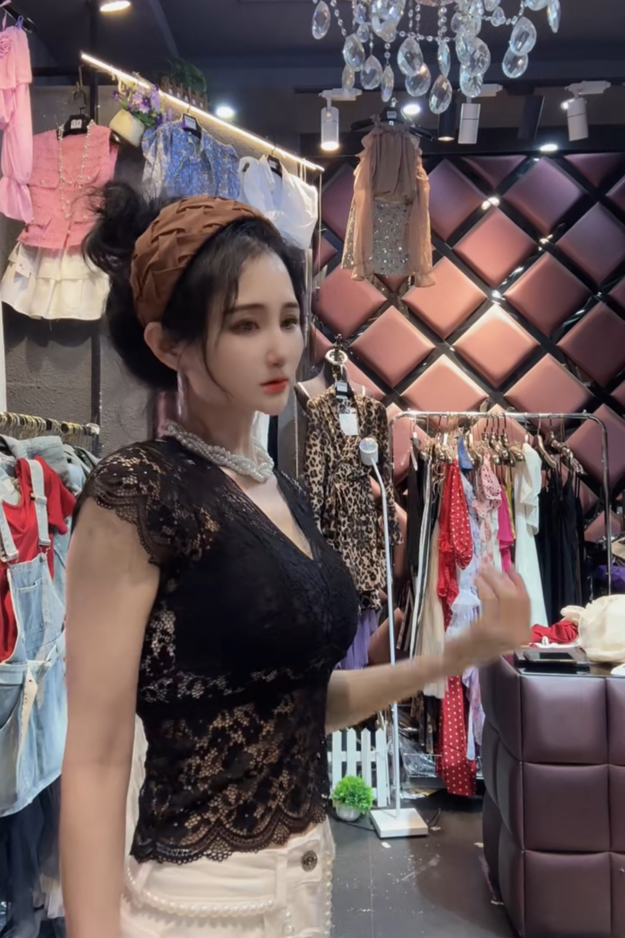 甜美V领胸垫修身