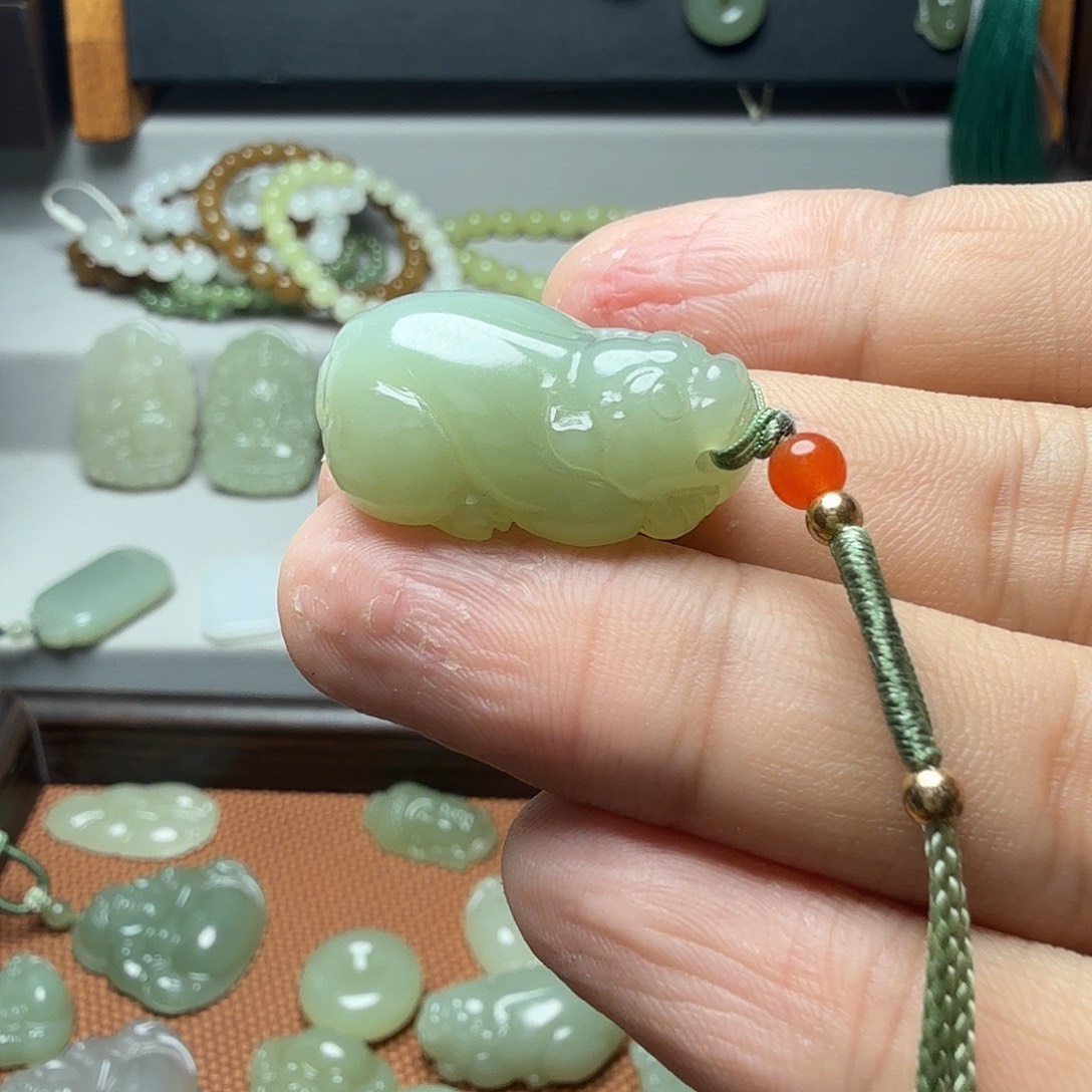 月***花和田玉未镶嵌颈饰