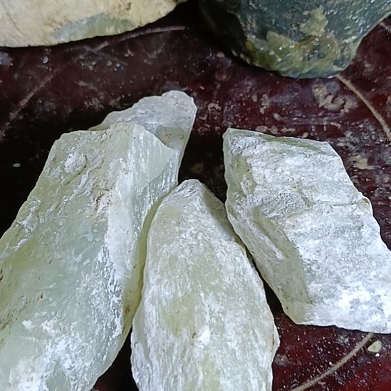 未镶嵌蛇纹石玉珠宝奇石
