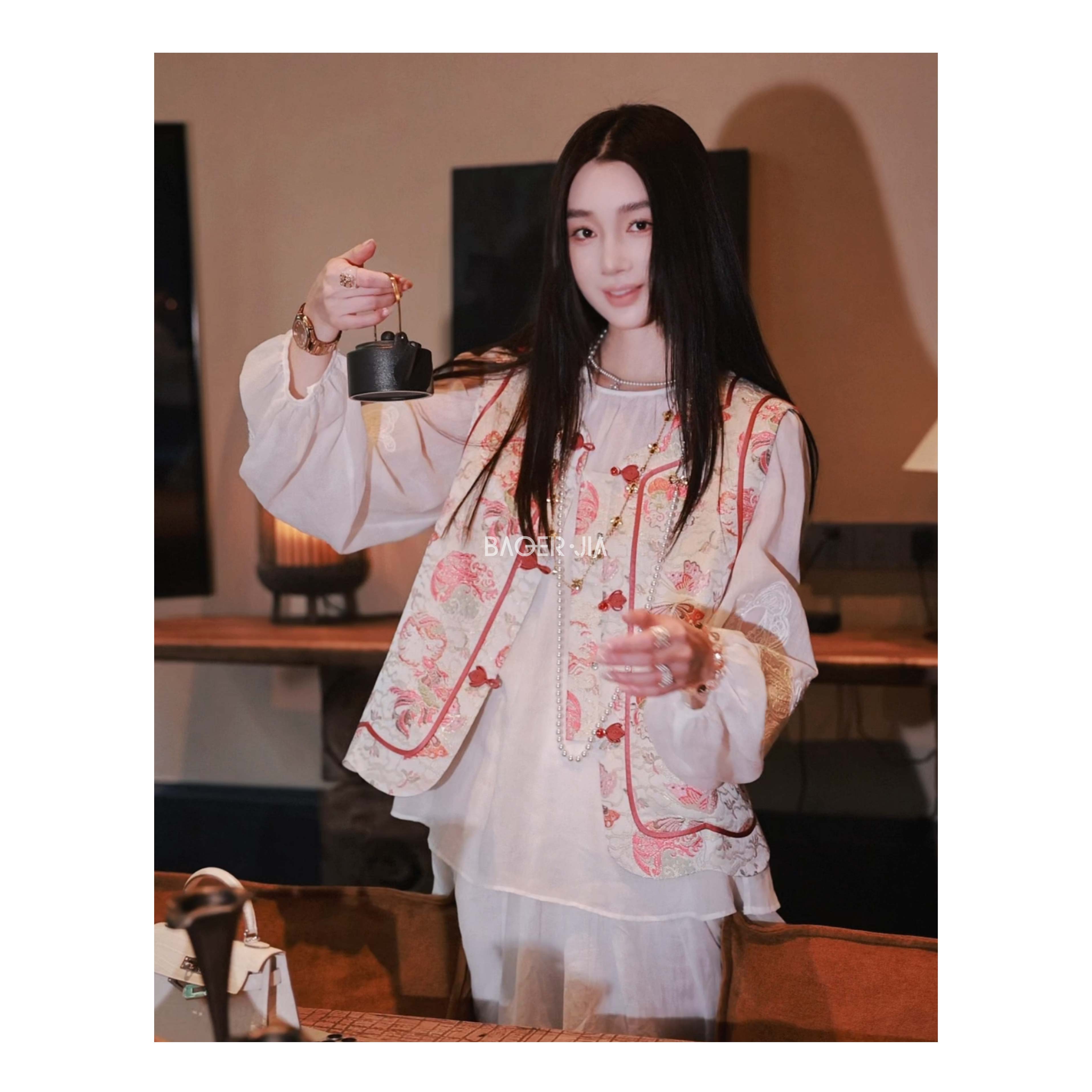 2-宝儿家含幂BJ72625103春季新款穿搭织金鱼蝶如意盘扣云锦马甲