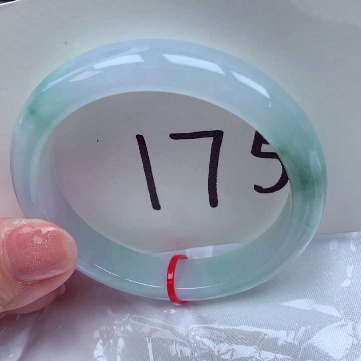 翡翠手镯未镶嵌翡翠