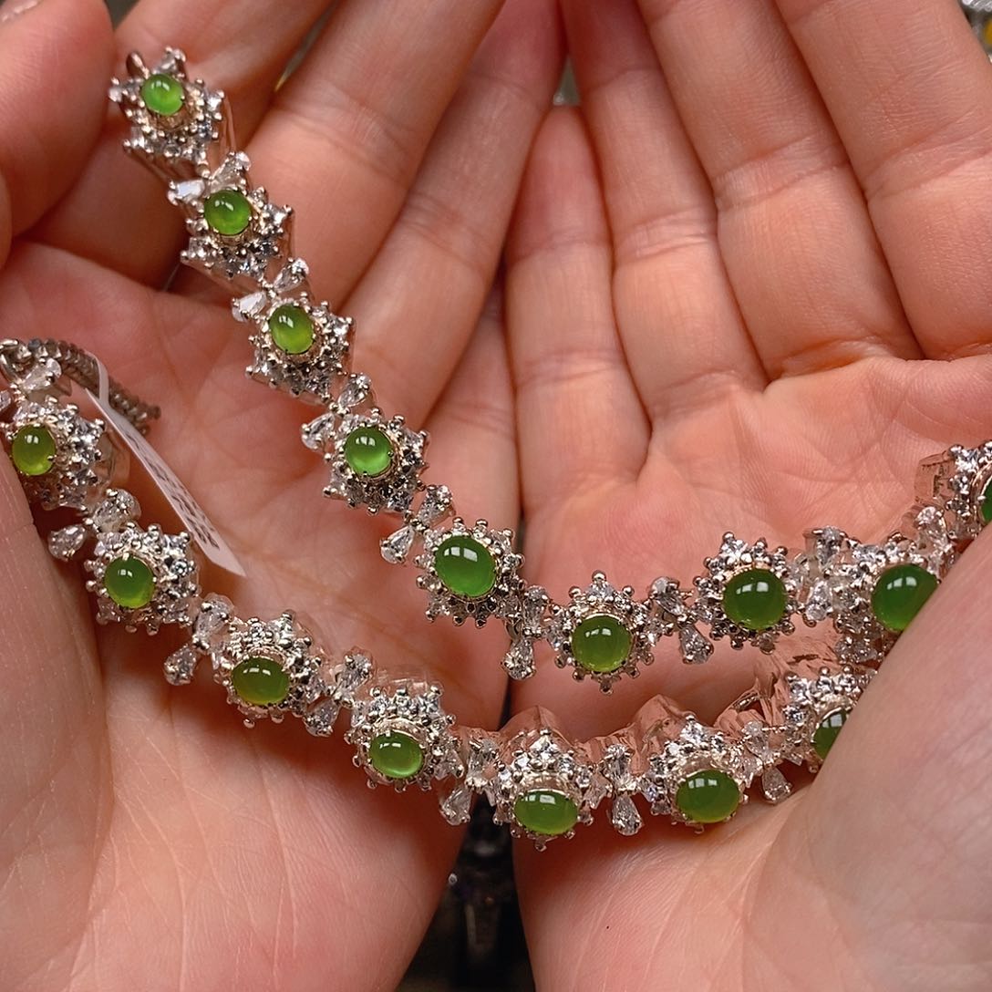 翡翠颈饰未镶嵌翡翠蛋面