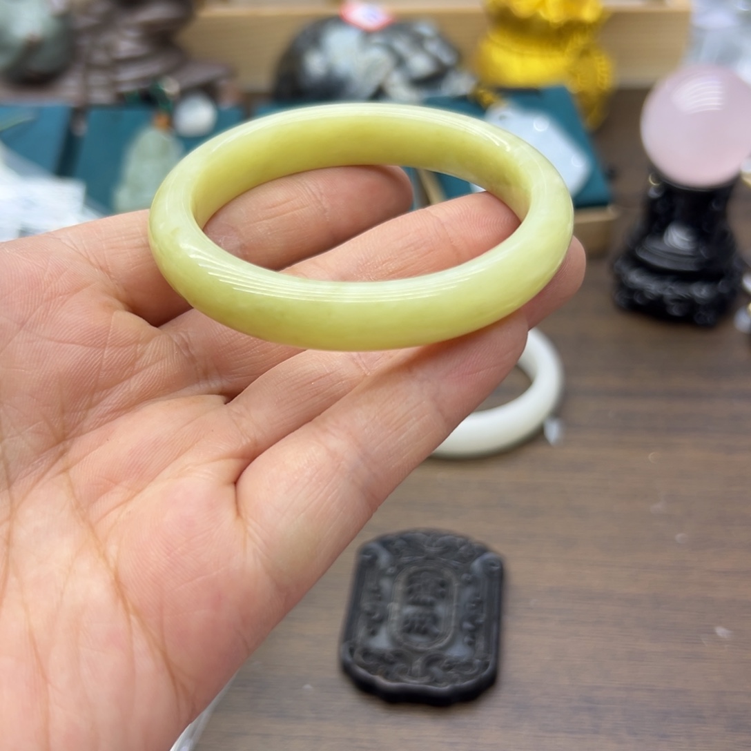 和田玉未镶嵌手镯52.9圈围44瑕