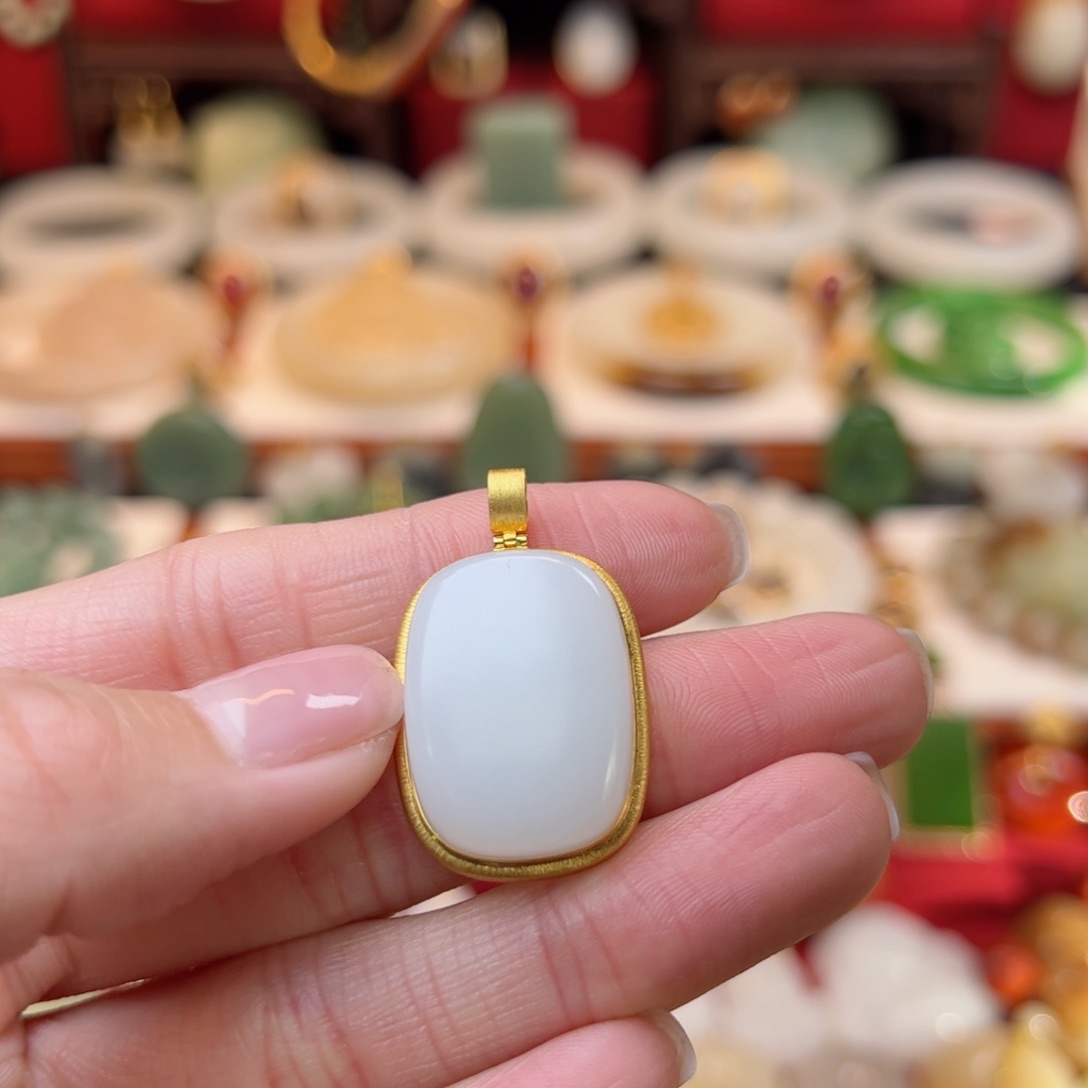 和田玉挂件18K金镶嵌