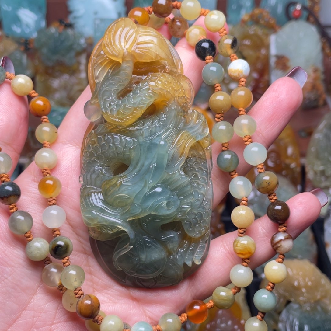 蛇纹石玉颈饰未镶嵌象**能