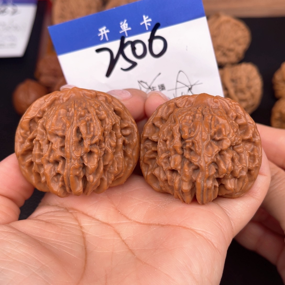 文玩核桃吊坠四座楼45尺。  2506