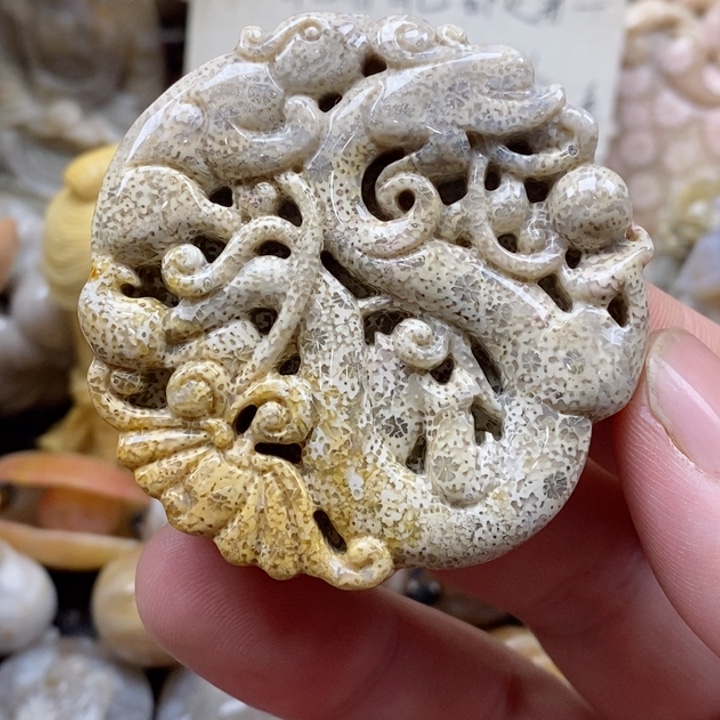 颈饰未镶嵌硅化珊瑚（珊瑚玉）