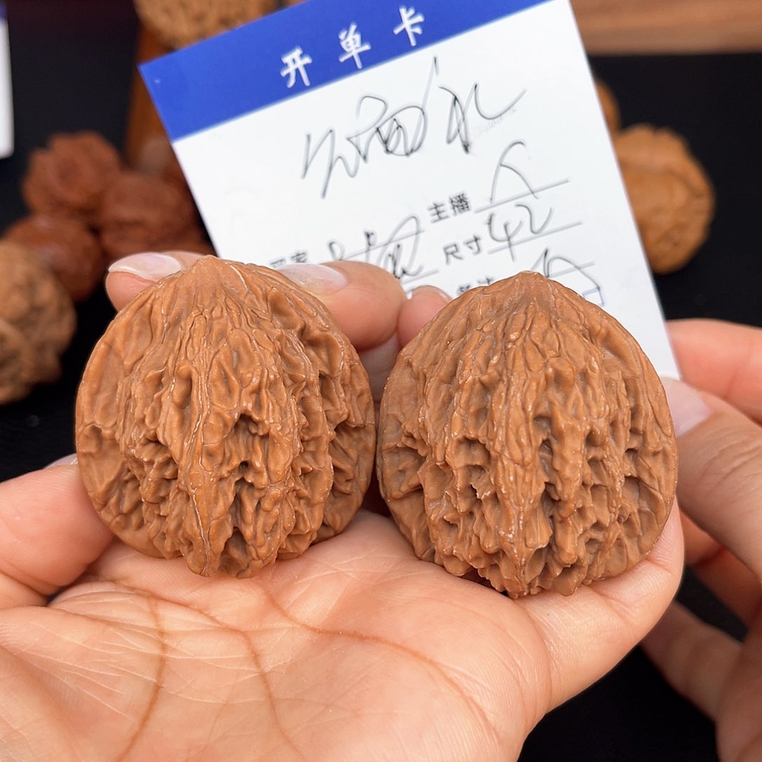 文玩核桃吊坠麦虎42尺。  见面礼