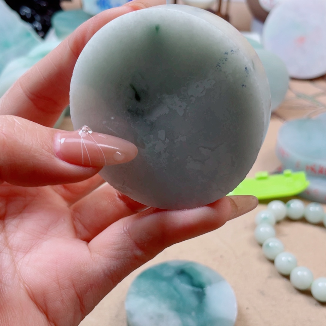 刘***u翡翠未镶嵌颈饰464……